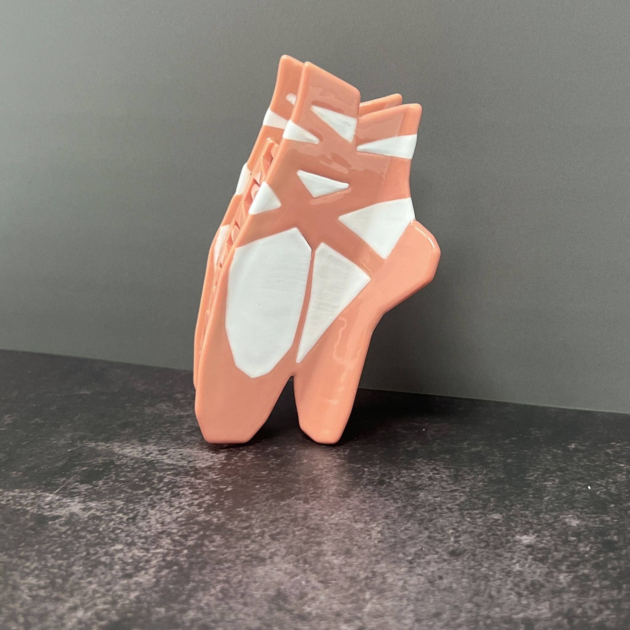Ballet Slipper Hair Claw Clip – Pink Dance-Inspired Accessory with Ribbon Ties for Ballerina Aesthetic & Elegant Hairstyles