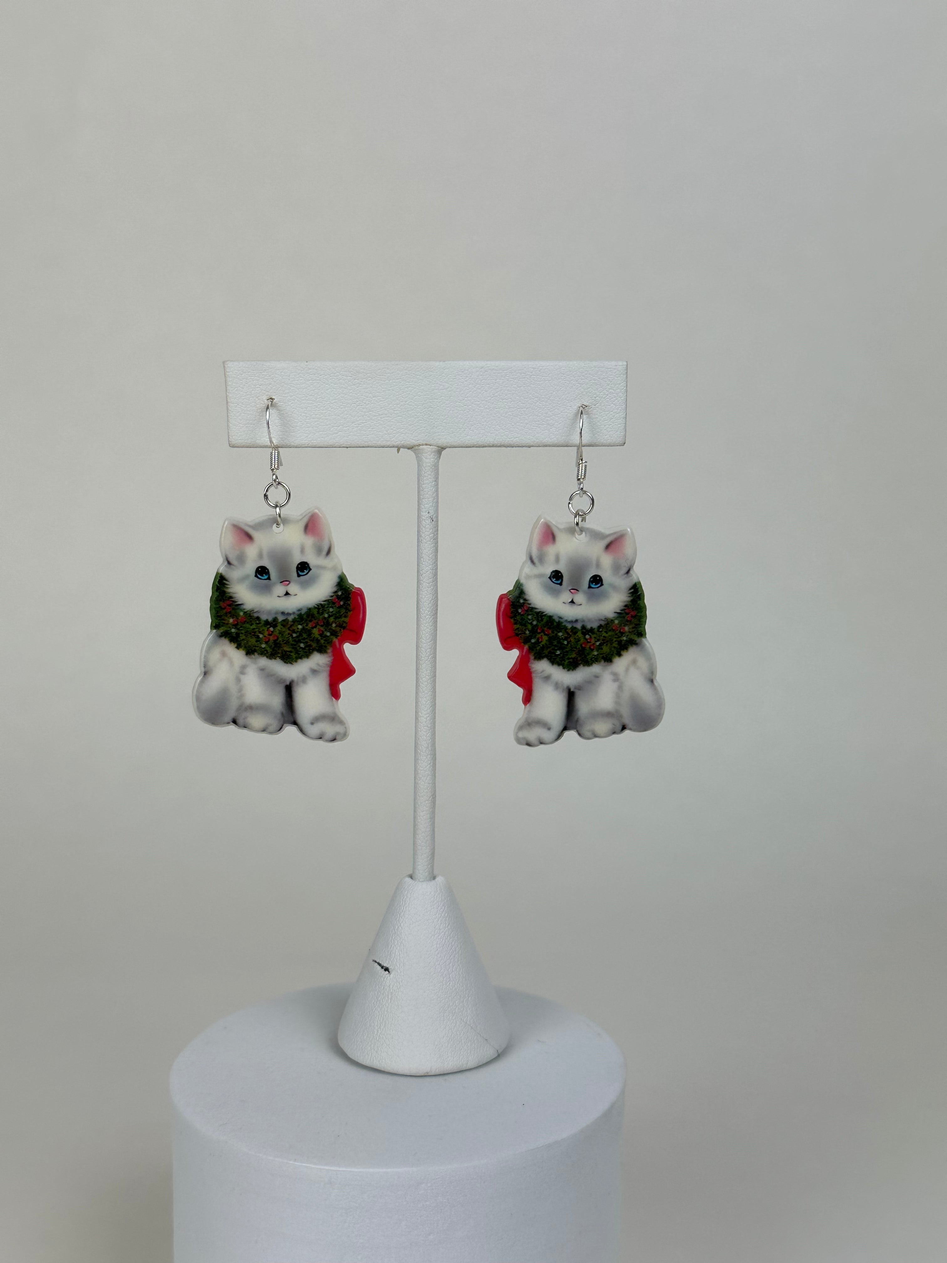 Seasonal Christmas -- plastic cat with wreath collar