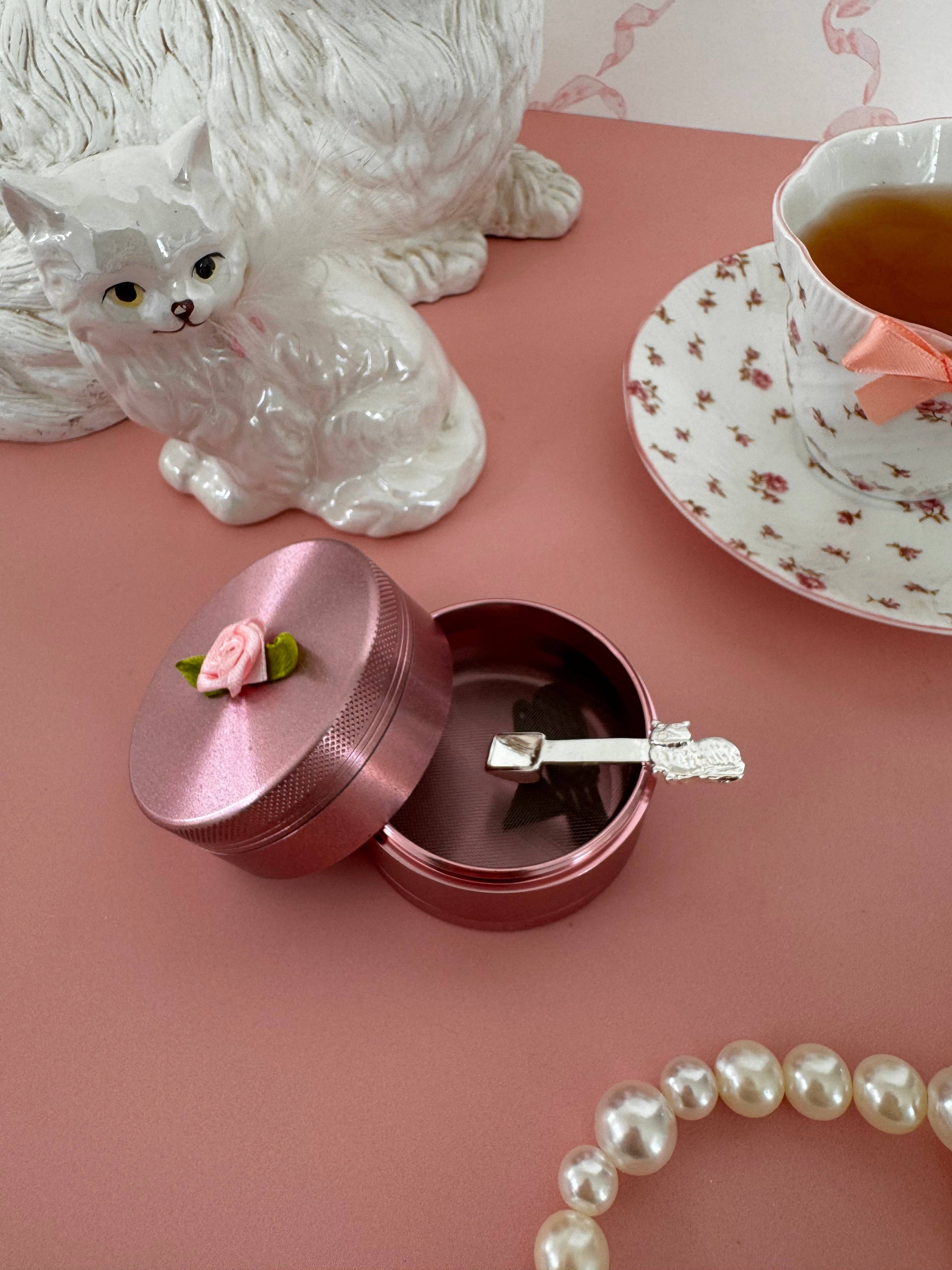 Miss Kitty Grinder Scoop