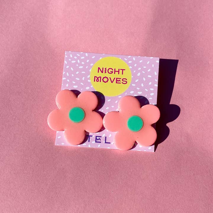 retro daisy stud earrings - peach