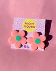 retro daisy stud earrings - peach