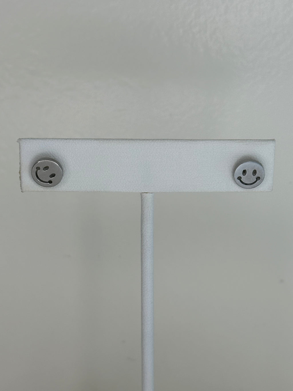 Silver Charm Stud - Smiley/happy stud