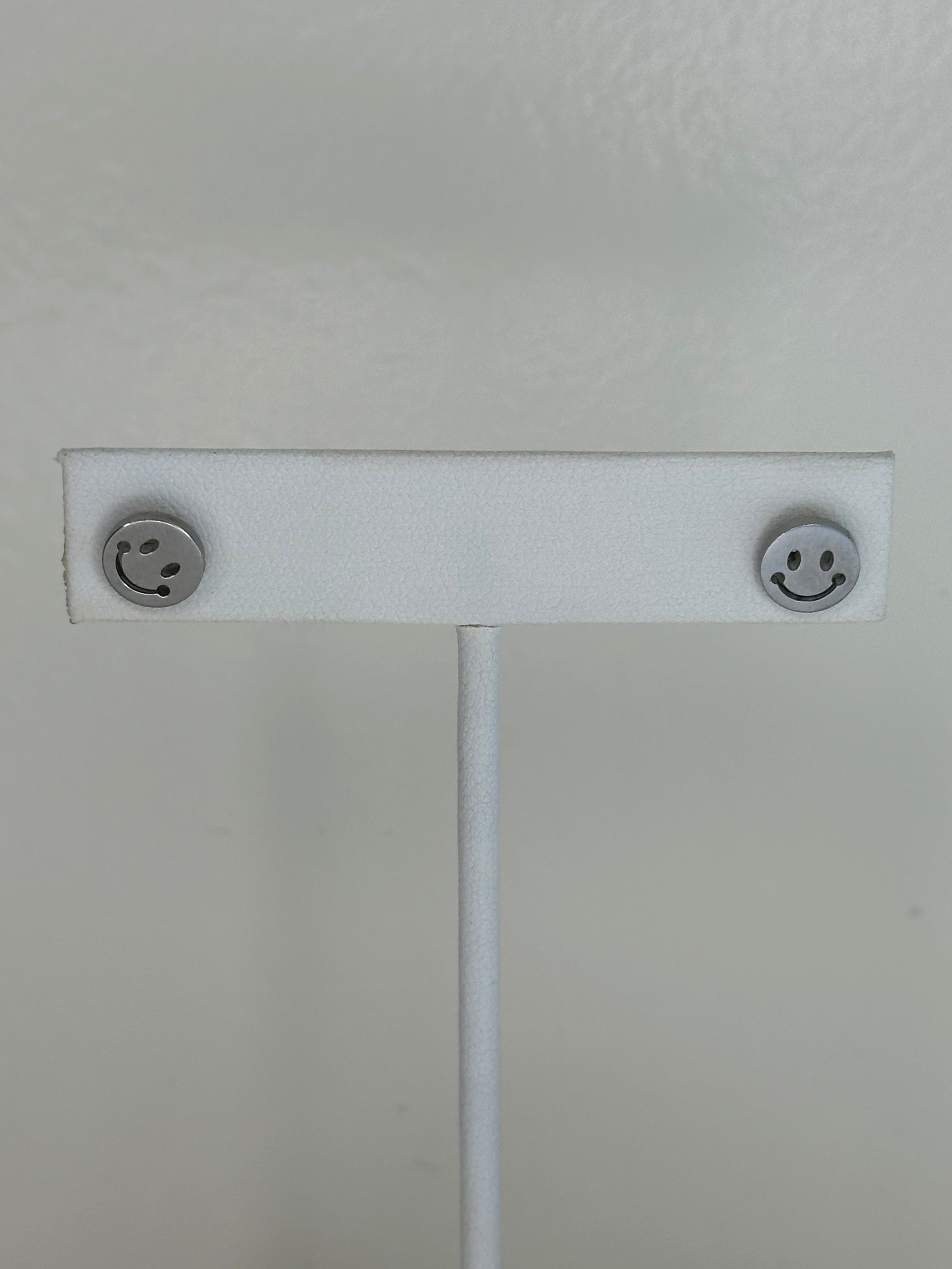 Silver Charm Stud - Smiley/happy stud