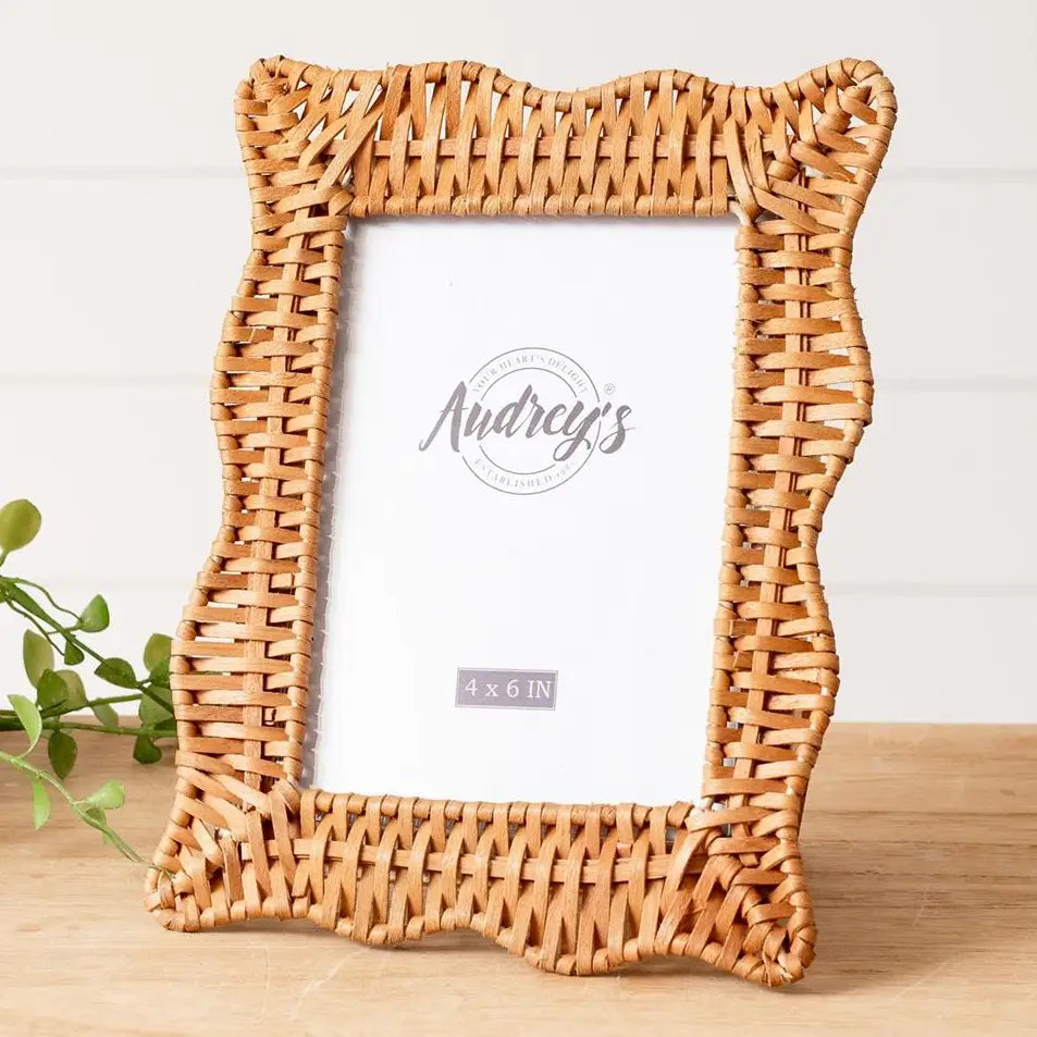 Small Wicker Scalloped Photo Frame