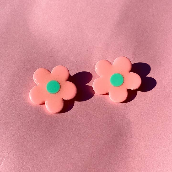 retro daisy stud earrings - peach
