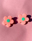 retro daisy stud earrings - peach