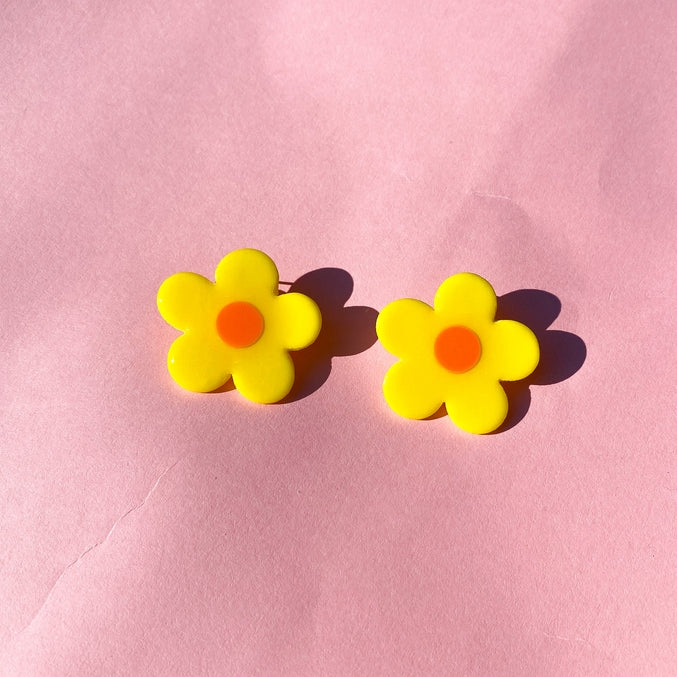 retro daisy stud earrings - lemon