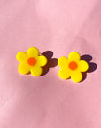 retro daisy stud earrings - lemon